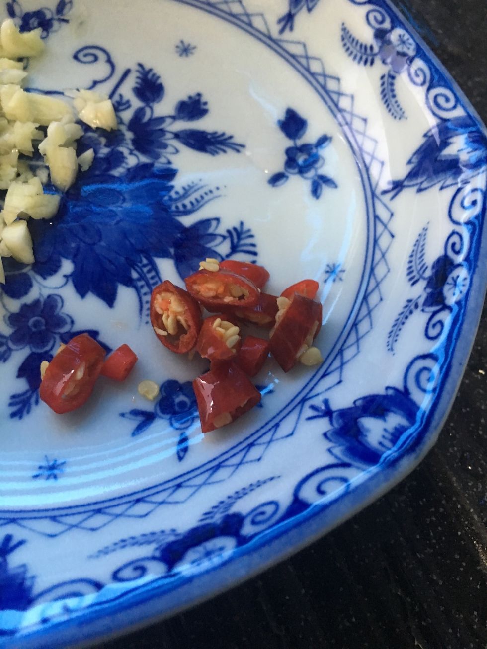 The size of the chilli cut is suppose to look like this. (P.s. Not referring to the quantity of the chilli but the size of it.)