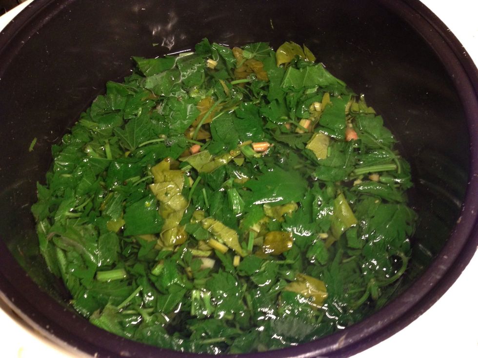 The sour leaves immediately become brownish; nettles keep their emerald color.