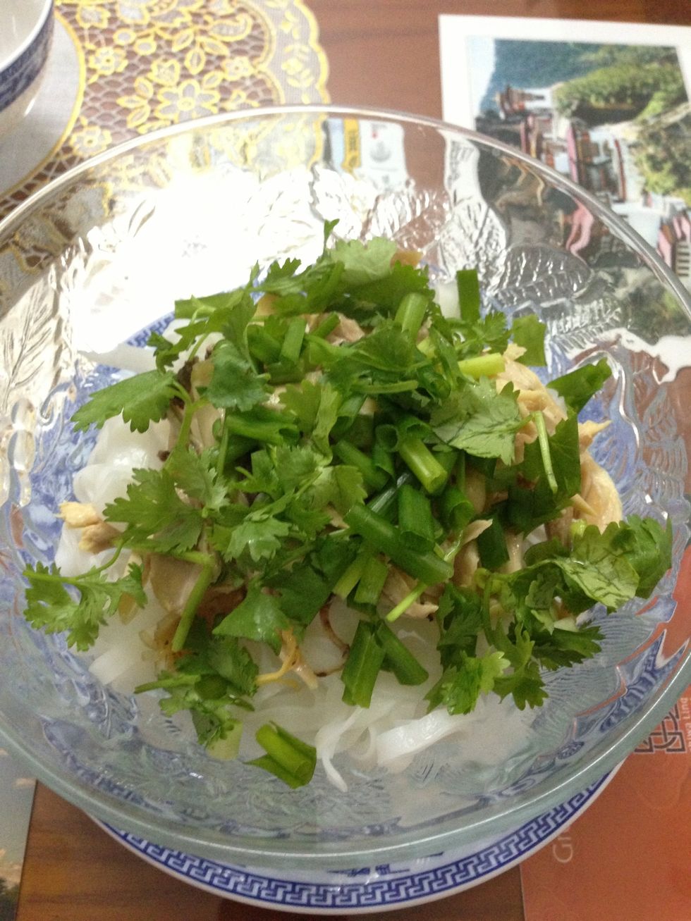 The thing comes in 3 layers: noodle, the chicken meat, then spring onion and coriander on top.