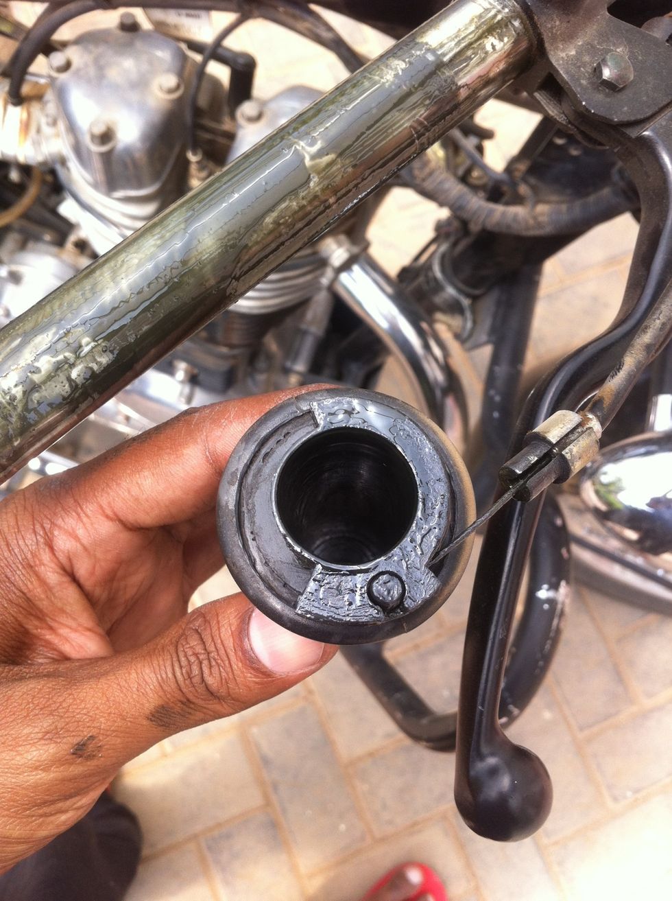 The throttle cable should hook on to the throttle as shown in the picture. If the cable broke, then you would see the broken hook end when you remove the holder.