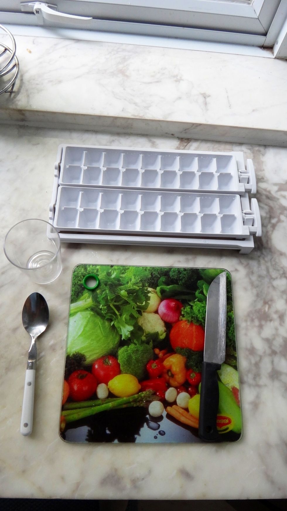 The tools you will need are: a cutting board, a knife, a spoon, a container for your orange juice and an ice cube tray.