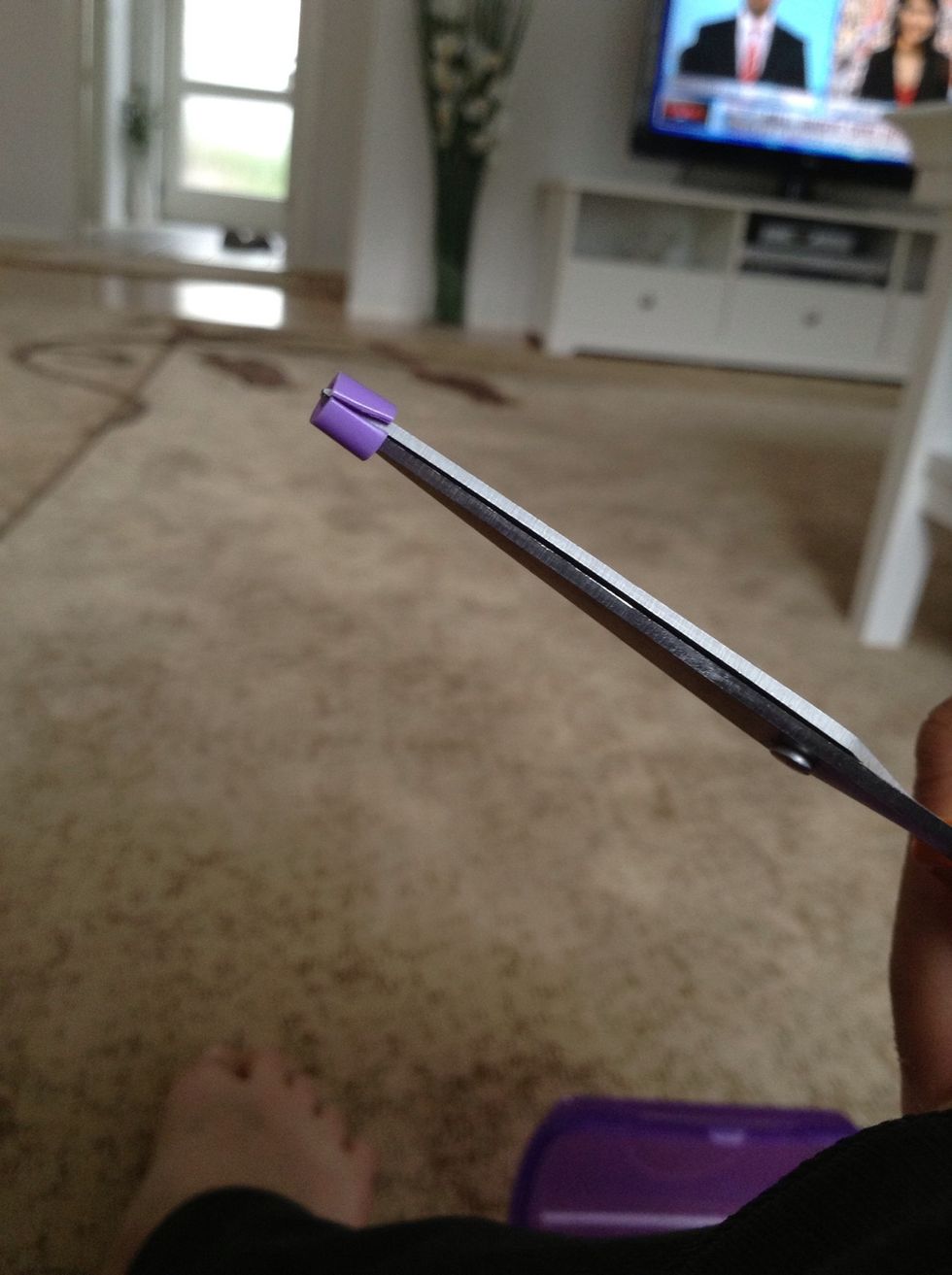 The top of The scissor has to be in The pearl