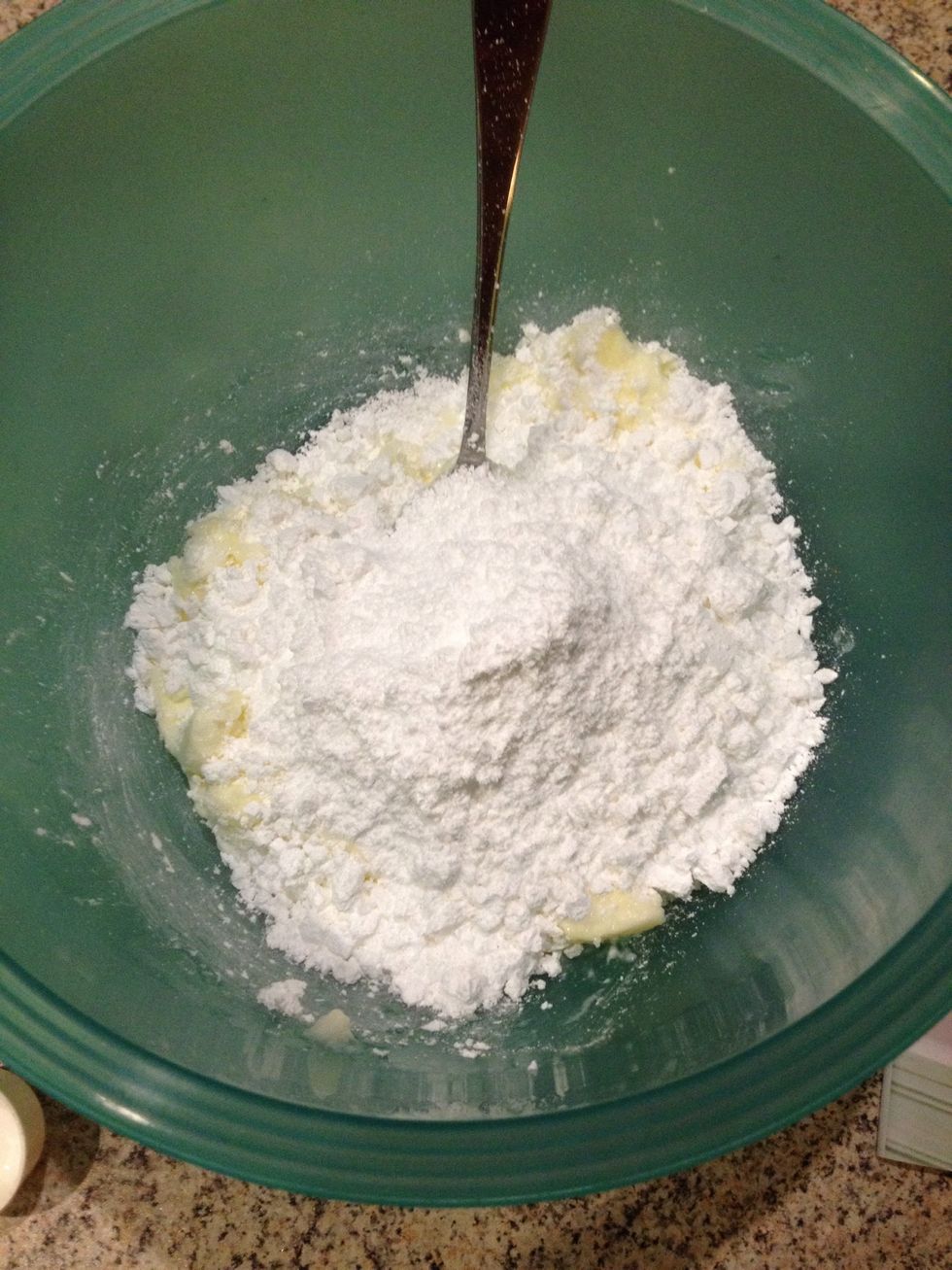The topping: Add icing sugar, soften butter, cream cheese, lime juice and vanilla sugar to a bowl