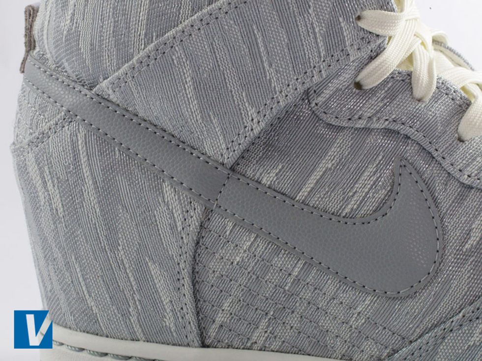 The trademarked Nike swoosh is both carefully and immaculately stitched, glued or printed onto most pairs of Sky Hi's. When inspecting, ensure it is not glued, printed or stitched to a poor standard.