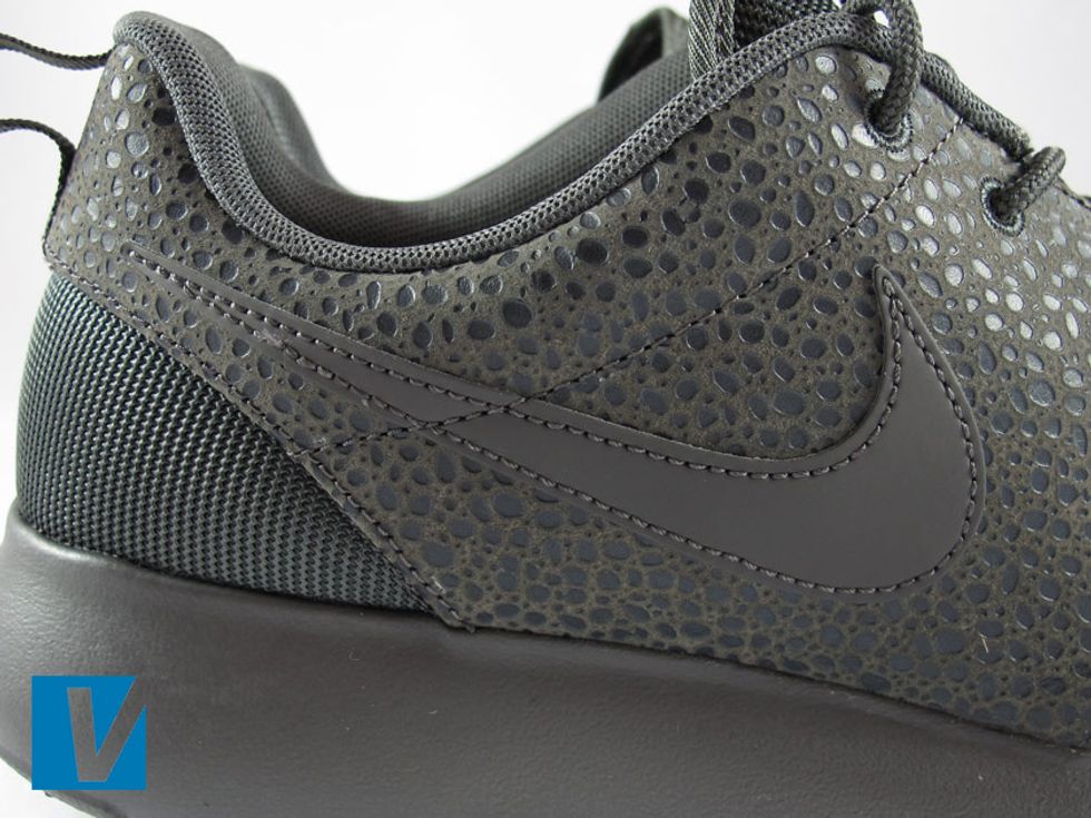 The trademarked Nike swoosh is both carefully and immaculately stitched onto all Nike Rosheruns. When inspecting the photo, ensure it is not glued on or stitched to a poor standard.