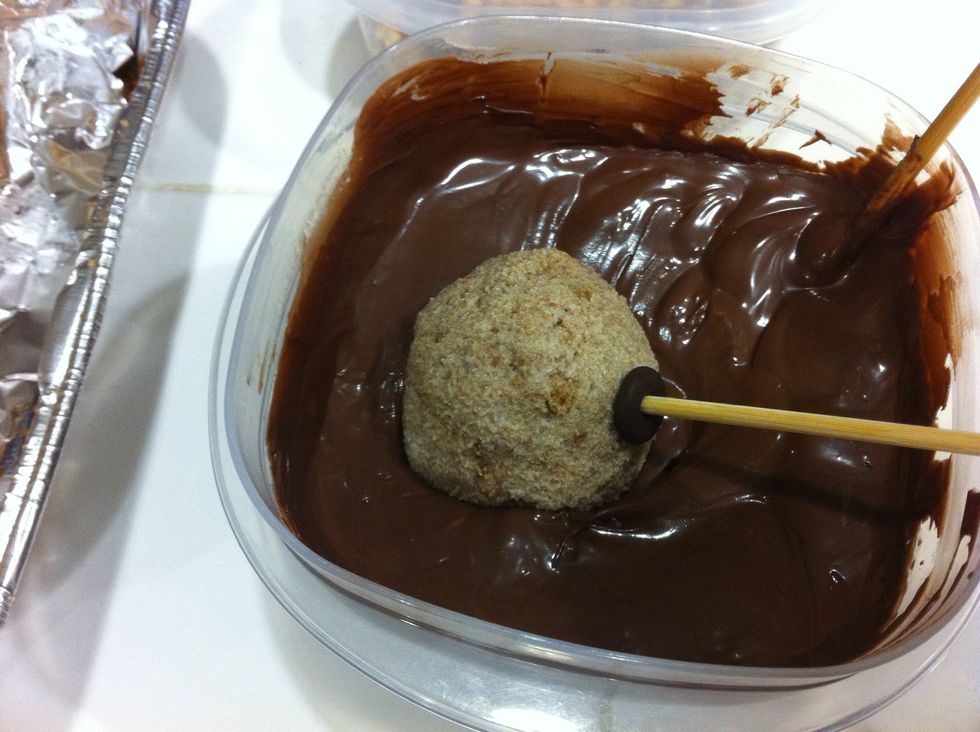 The trick to dipping: 4 "sides". Never dip it with the stick vertical, the chocolate is very thick and your stick could come off. Dip diagonally or horizontal!! Don't dip & roll! Dip, lift, dip..