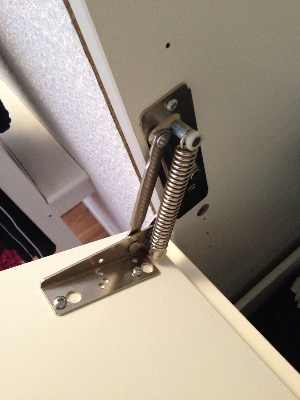 The tricky part was to find these hinges in the hardware store. My advice: Save this photo and show it to a salesperson.