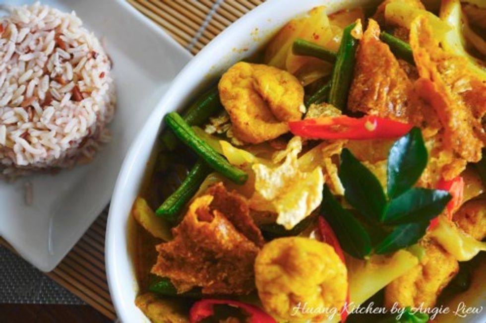 The vegetarian curry is now ready to be served. This curry with vegetables goes very well with both rice and fried rice vermicelli (fried meehoon). As always, ENJOY!