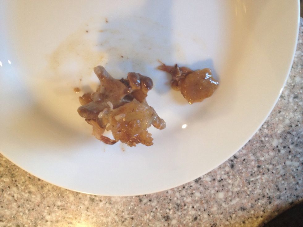 The vertebrae have cartilage disks that sometimes falls off. Remove them. On the left a vertebra with the disk still on and on the right a disk that have come off. Remove any disks you find.