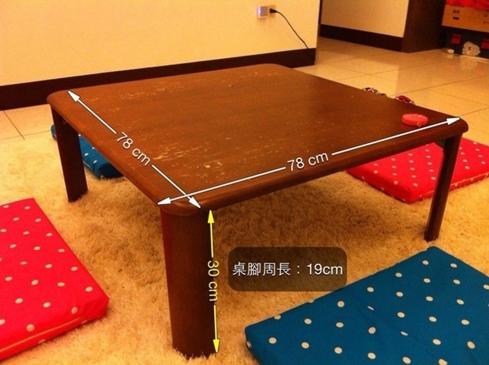 The very first thing I have to do is MEASURE. To make sure how much PVC pad we need to buy. \u9996\u5148\u7576\u7136\u662f\u6e2c\u91cf\uff0c\u8981\u5118\u91cf\u628a\u908a\u7de3\u90fd\u91cf\u5230\uff0c\u624d\u80fd\u8a08\u7b97\u6240\u9700\u7684\u9762\u7a4d\u4ee5\u53ca\u8981\u8cfc\u8cb7\u7684\u5c3a\u5bf8\u3002