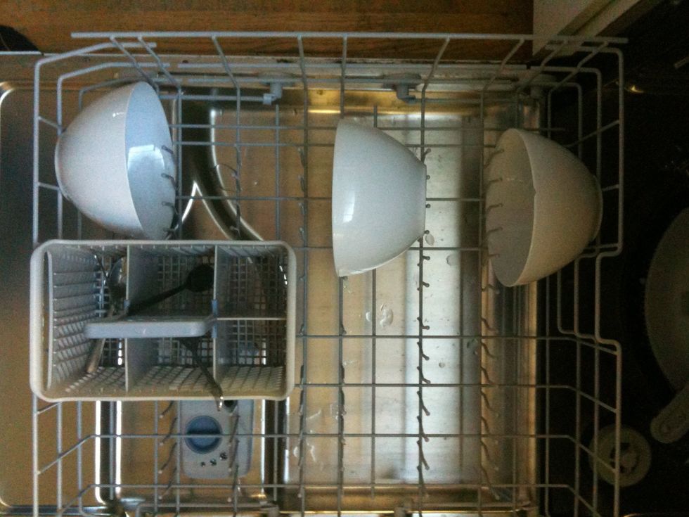 The white bowls fit well in the first and fifth rows from the front, and the left and right sides of the back row.