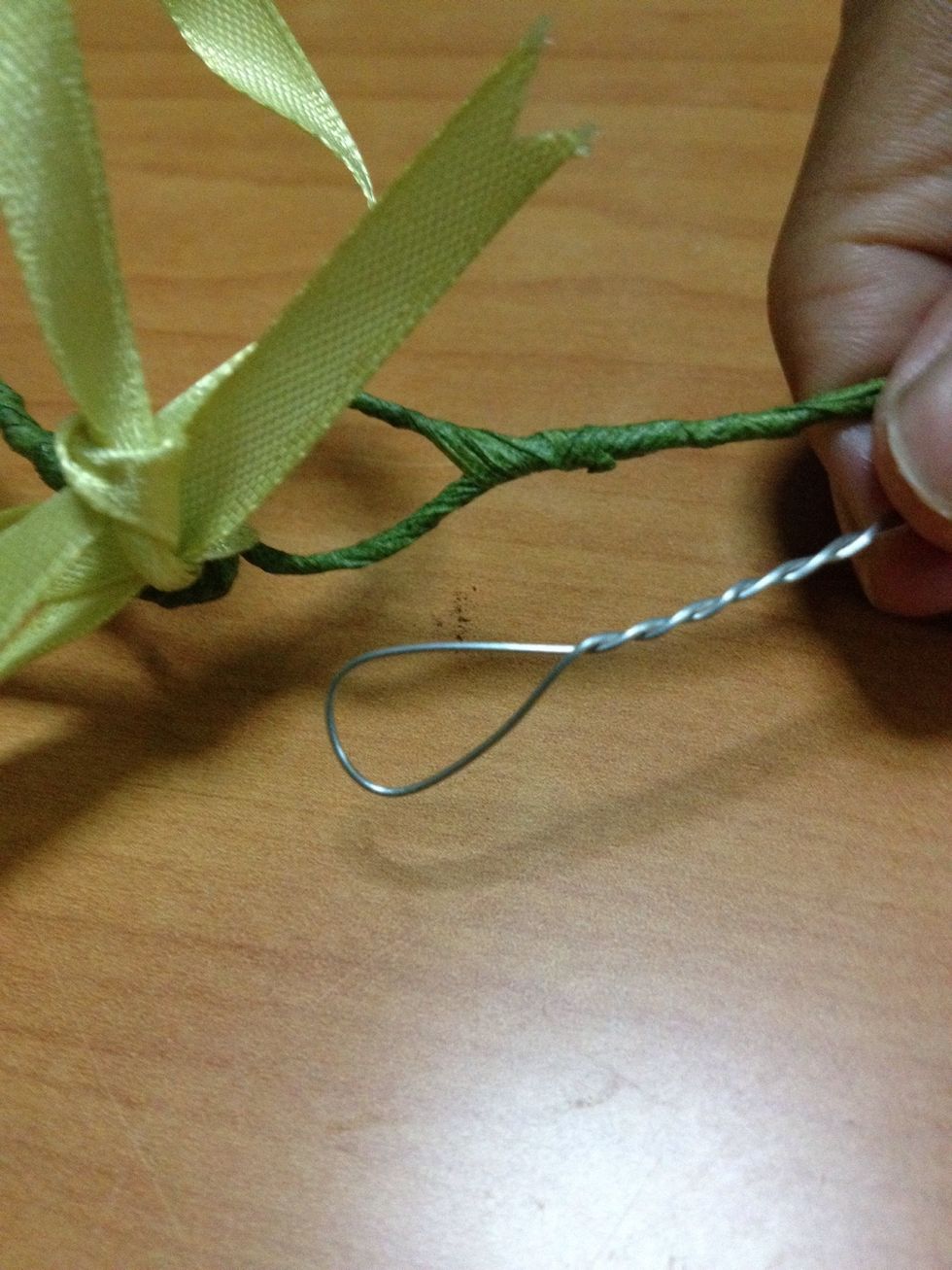 The wreath. Cut wire double the circumference of your head and twist along while keeping 2 loops at both ends. Having it shorter is not a problem and can be solved with