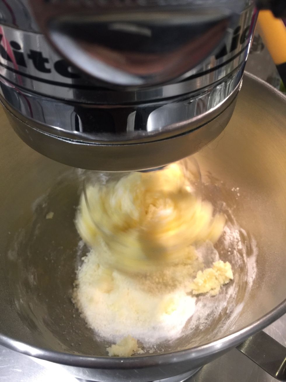 Then add 1 egg (55-60g) and the vanilla extract continue to mix 1 min