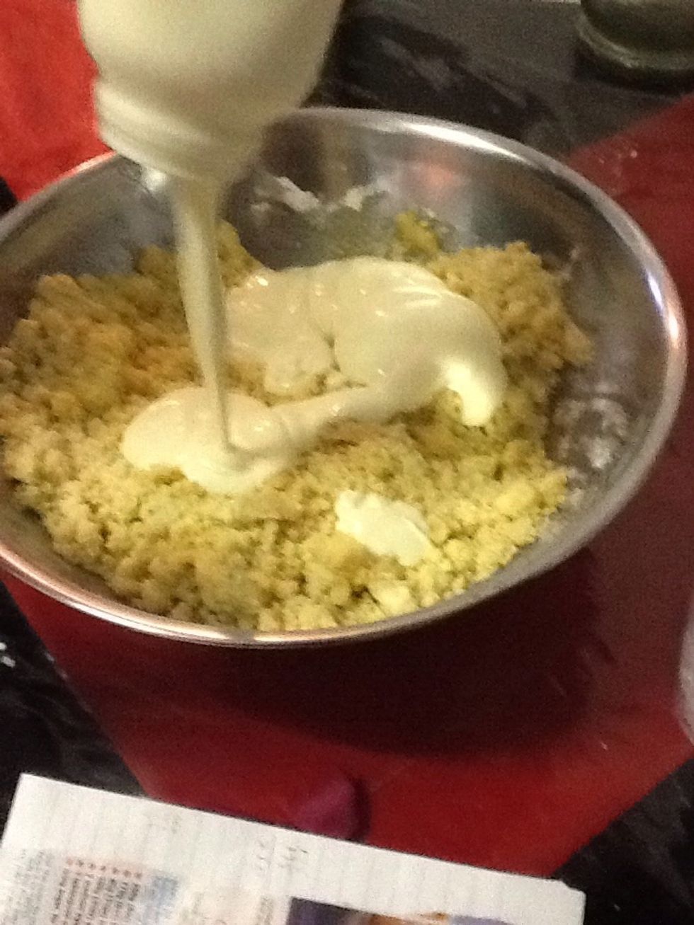 Then add 600mL of thickened cream to the mixture and mix