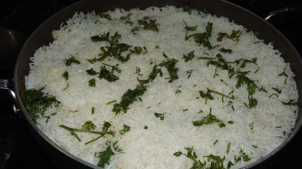 Then add another layer of rice and sprinkle coriander leafs.