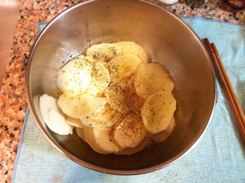 Then, add the desired amount of seasoning to them and 1 tbsp oil for 1.5 medium potatos(Yeah! Low fat!), and mix well