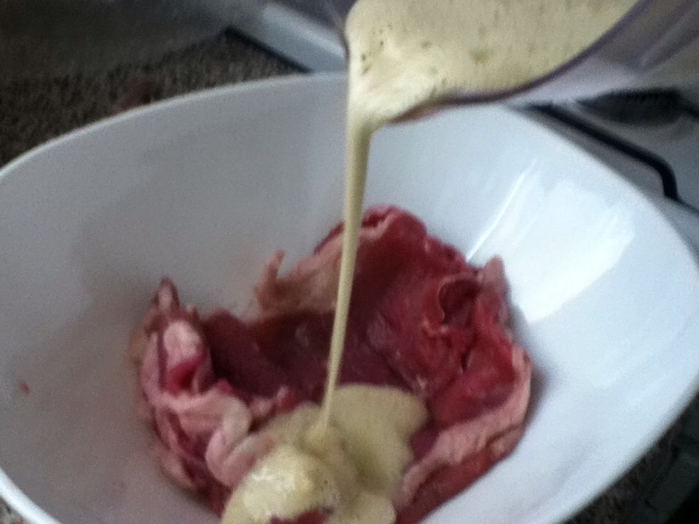 then add this mixture to the meat, you have to marinate for 15 minutes