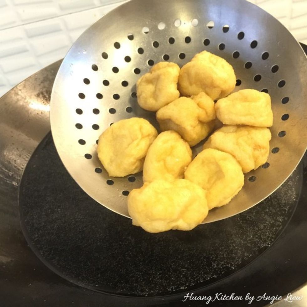 Then boil some water in a wok and briefly blanch the beancurd puffs in the hot boiling water to remove excess oil, about 3 minutes. Remove with strainer and drained well.