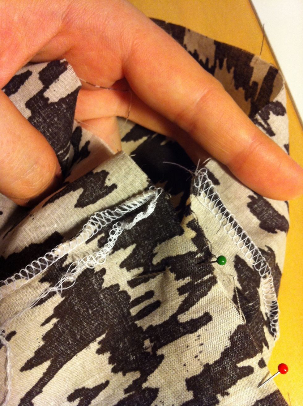 Then comes the tricky part: to sew the ends together. Take both ends and attach them with pins like this with their seams together so that the right side is again in the middle and the adverse on top.