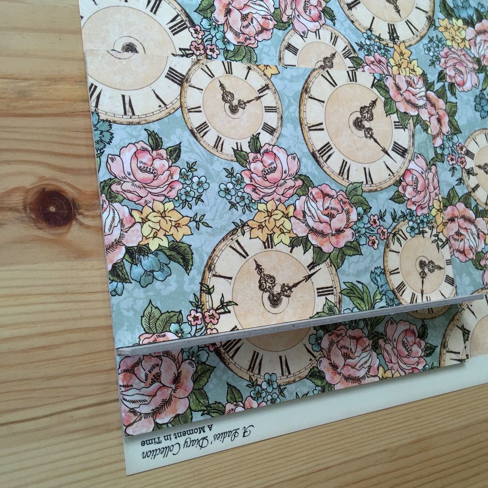 Then cover the other side of the pieces. Stick a piece, leave a space free of the same thickness than the cardboard you are using and stick the next piece.