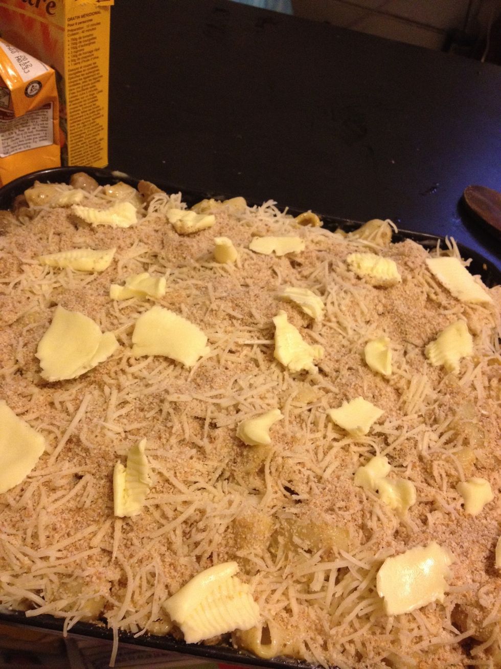 Then cover with the grated cheese, then breadcrumb and if you want some butter (not so light...)