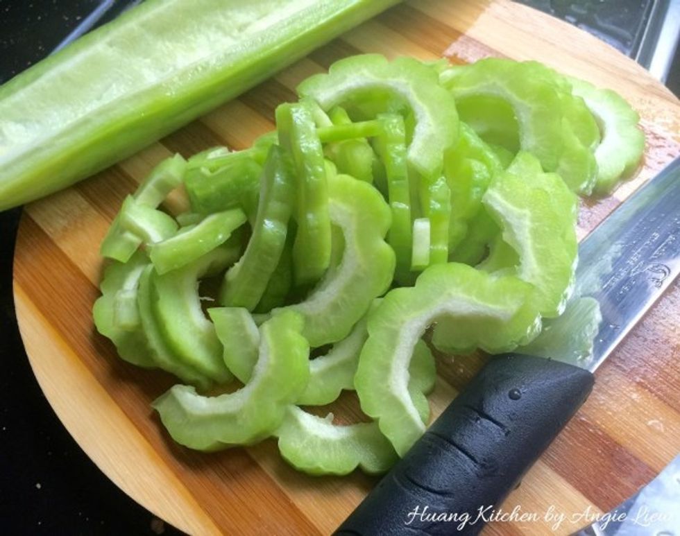Then cut bitter gourd into 3 mm thick slices.