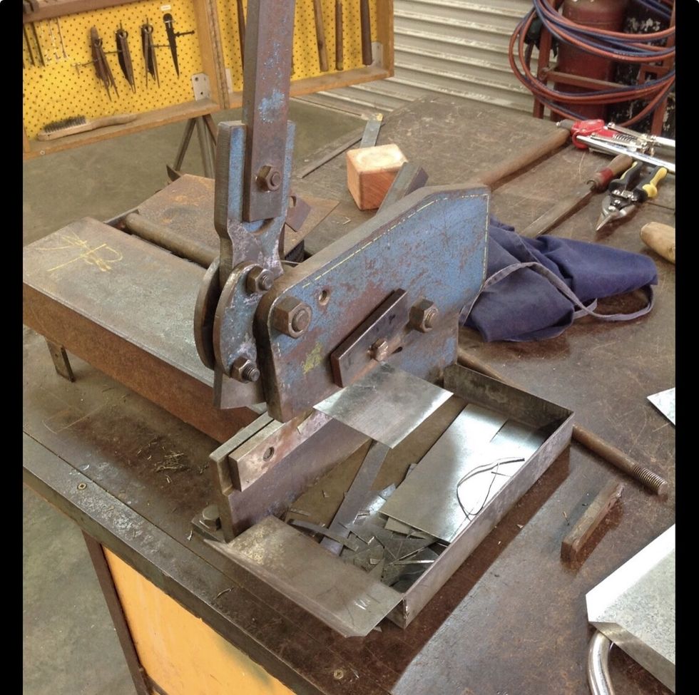 Then cut out the 7cm x 7cm sheet metal with the guillotine