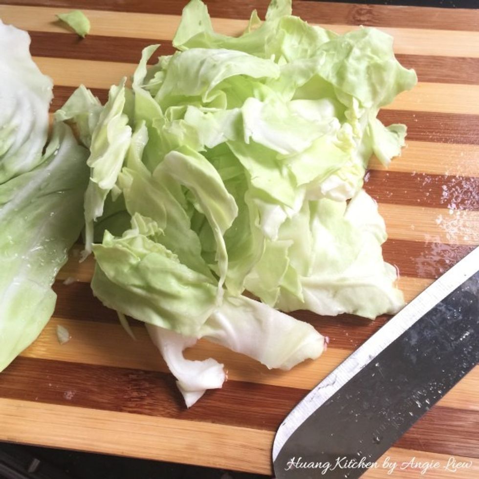 Then cut the cleaned cabbage into thick slices and set aside.