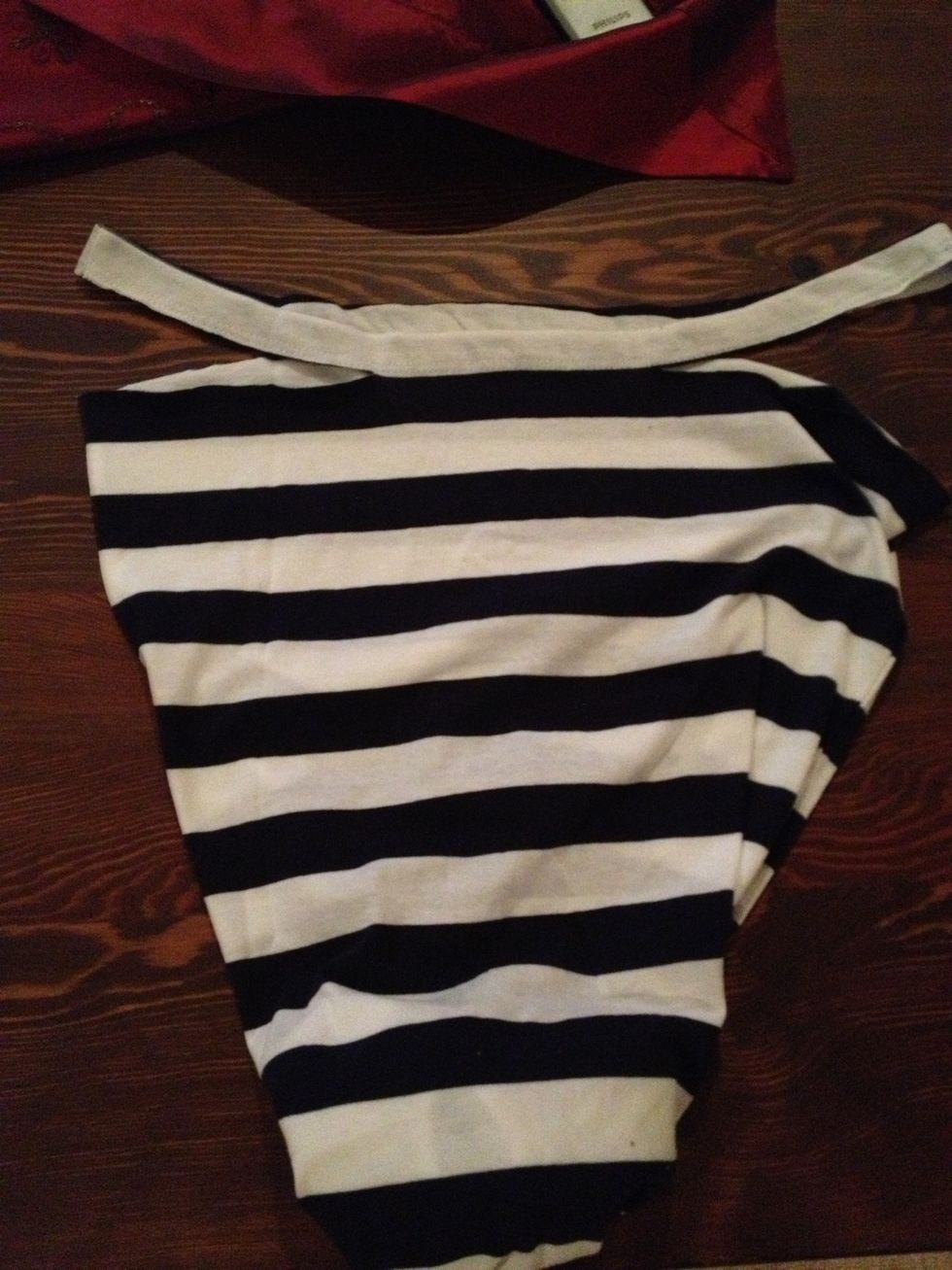 Then cut the other arm.When done,it should look like this.