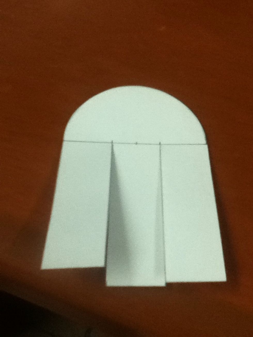 Then cut your figure. When you already have your shape cut the lines of the strips. *Cut lest tha one centimeter mor\u00e9 to help you to make the tissue.