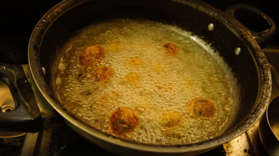 Then deep fry the veg balls again, so that it will take less oil...