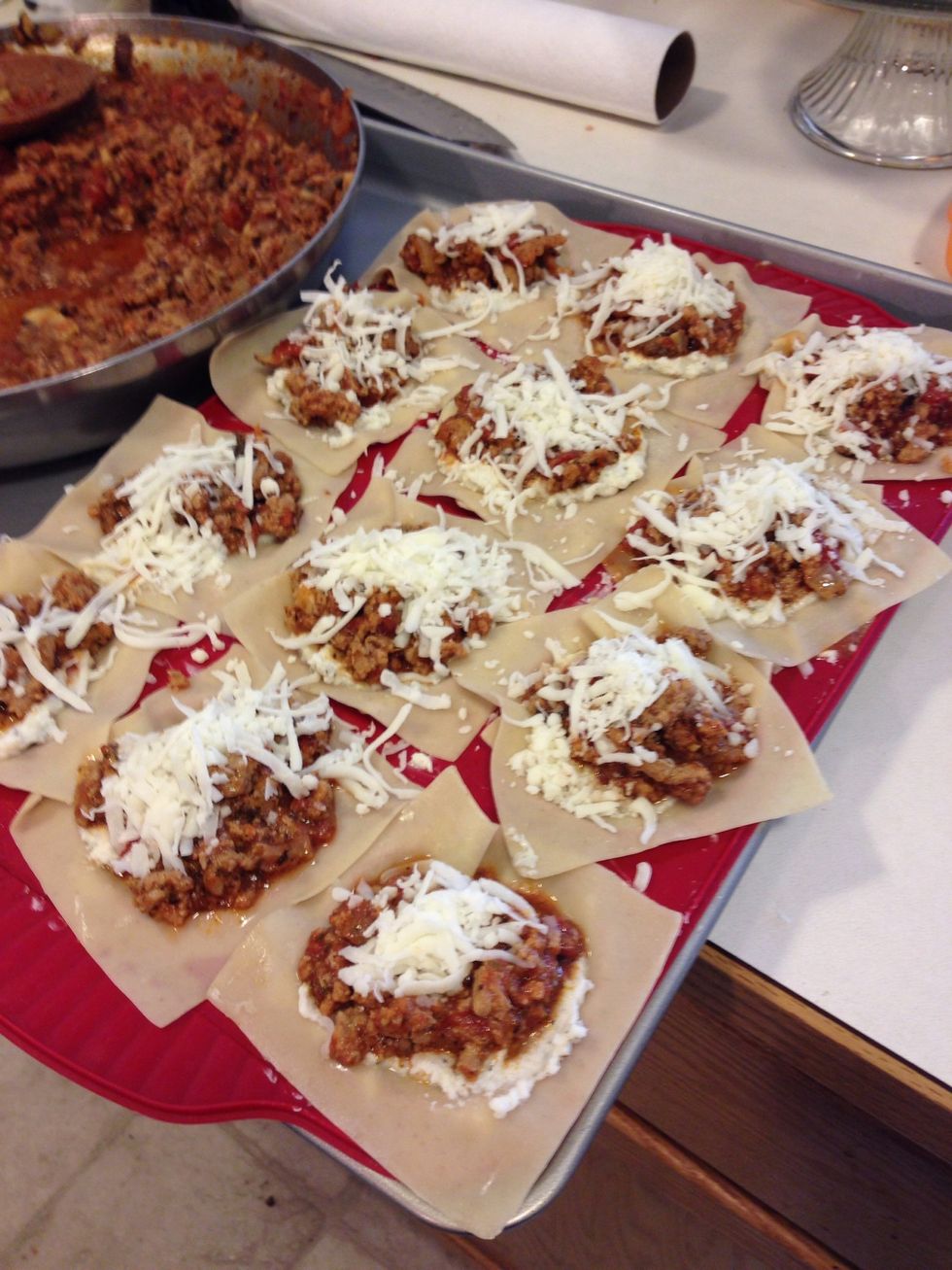 Then do the same thing, two layers was just enough for these cups... So we have wonton, ricotta, meat, mozzarella, wonton, ricotta, meat and mozzarella. Pop it in the oven for about 12-15 minutes