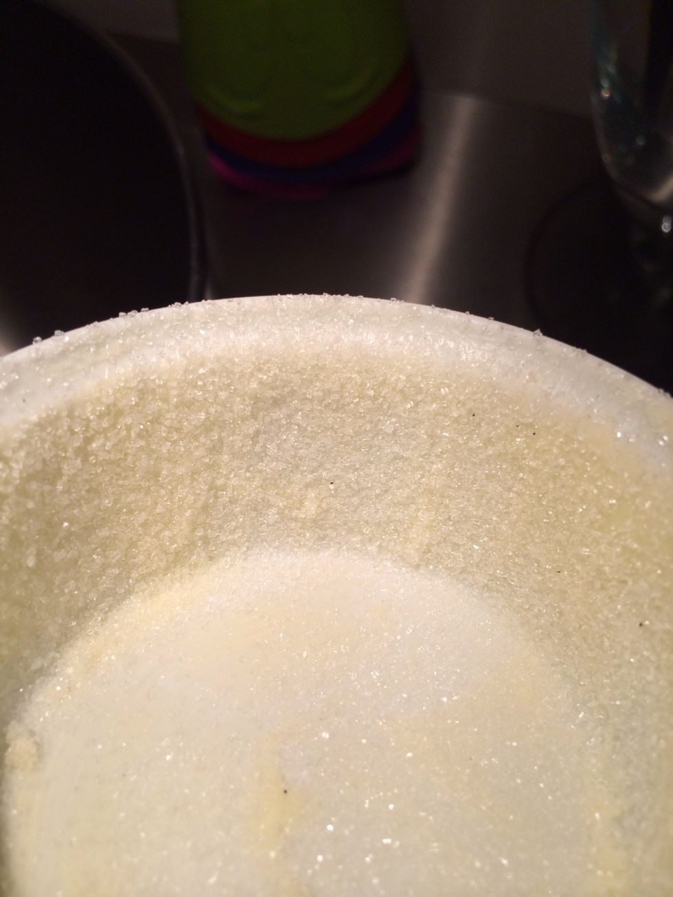 Then dust with crystallized sugar and back to the fridge. And prepare the pastry cream. Following is a summary of the method