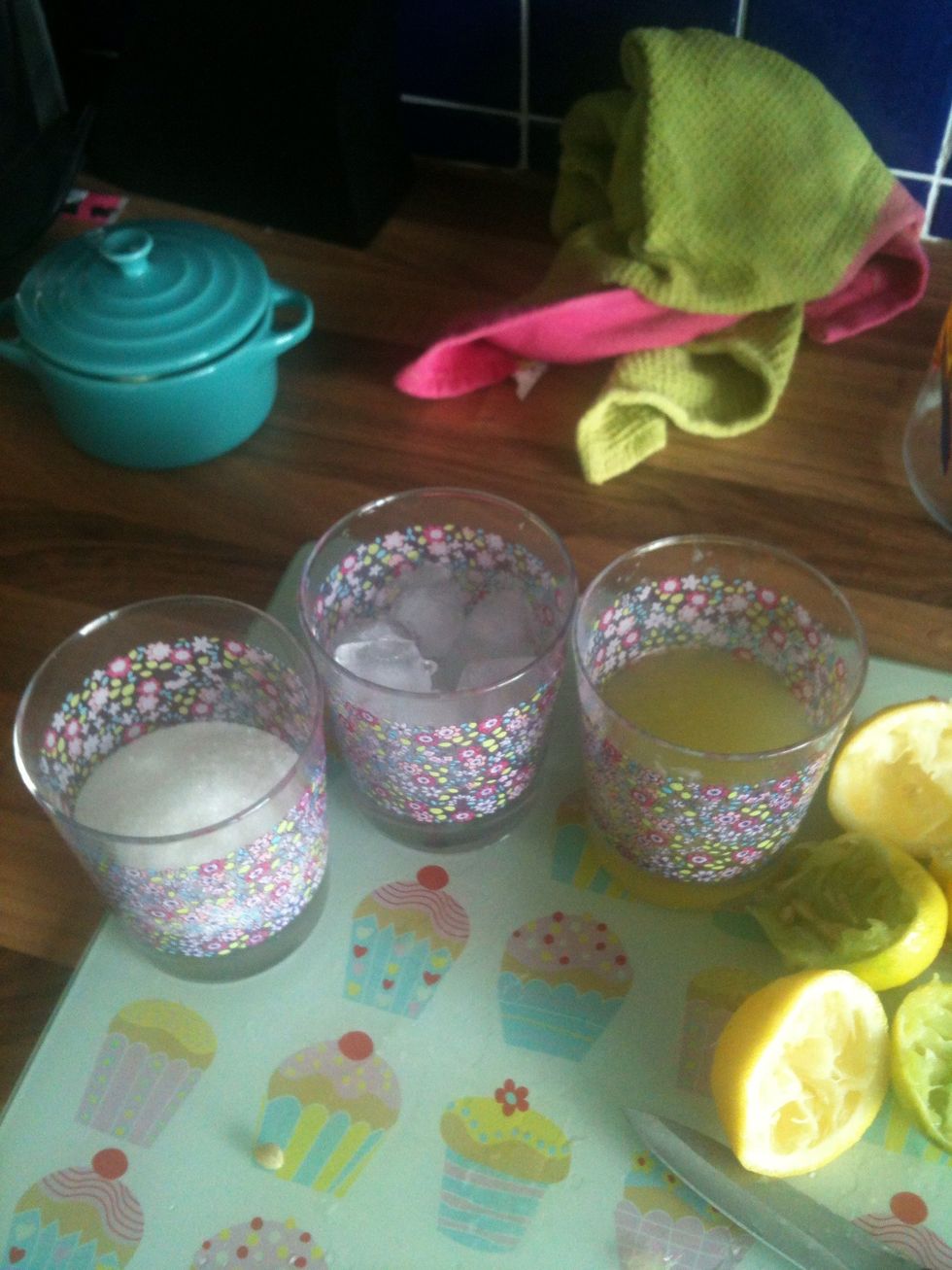 Then fill a similar glass to the same level with sugar, so the quantities are equal, here you can see I have a cup of ice ready too.