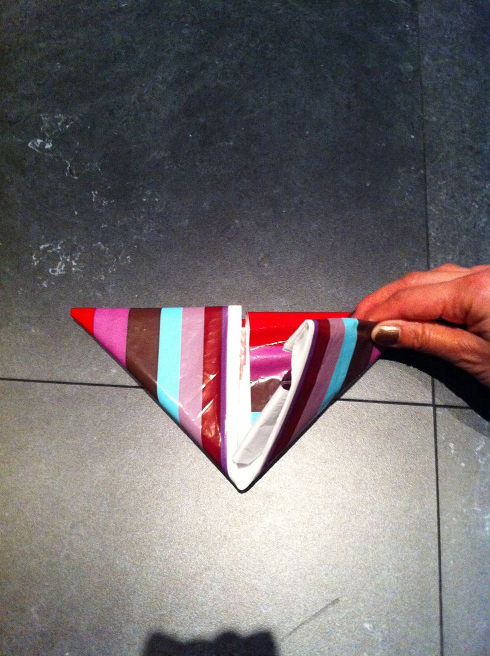 Then fold a triangle with the right side (do you still get it ;-)? No worries, I have made a short video which will be much more easier to follow ;)!)