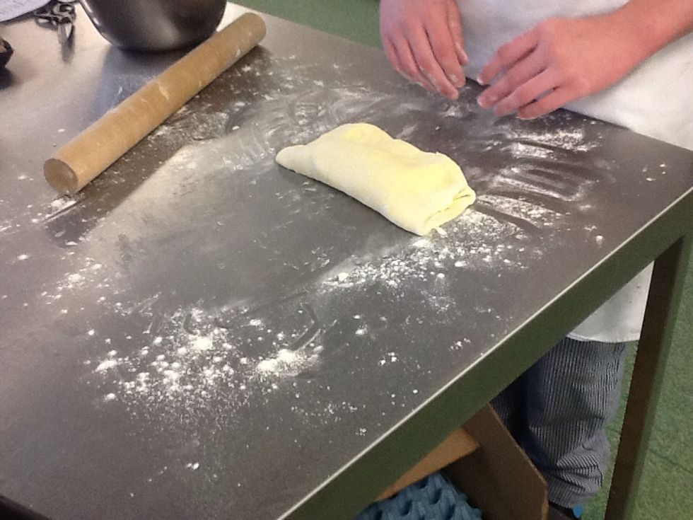 Then fold together again.Repeat the previous steps 3 times And leave to rest for 20 minutes again