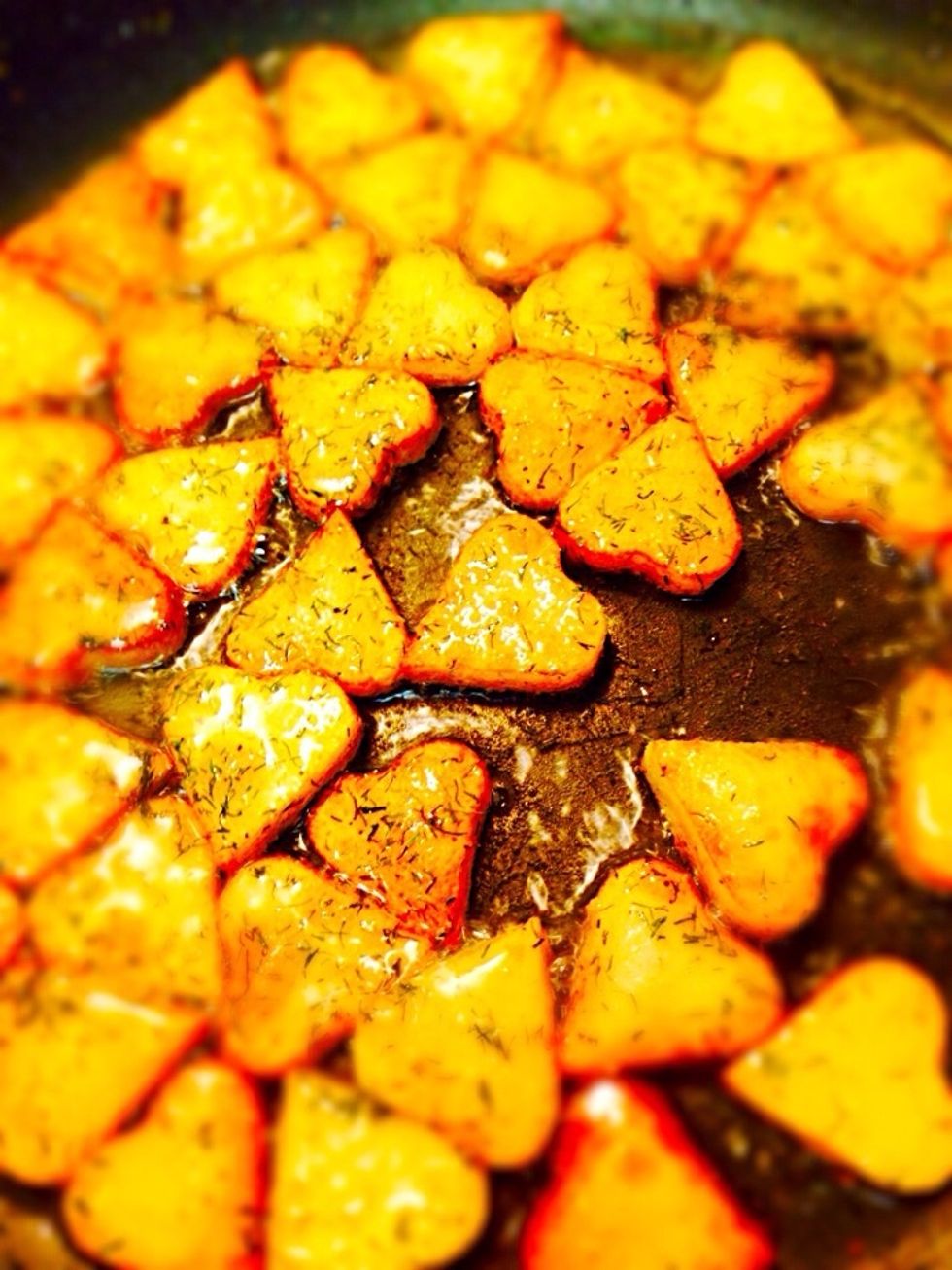 Then fry on the other side and season with dry dill