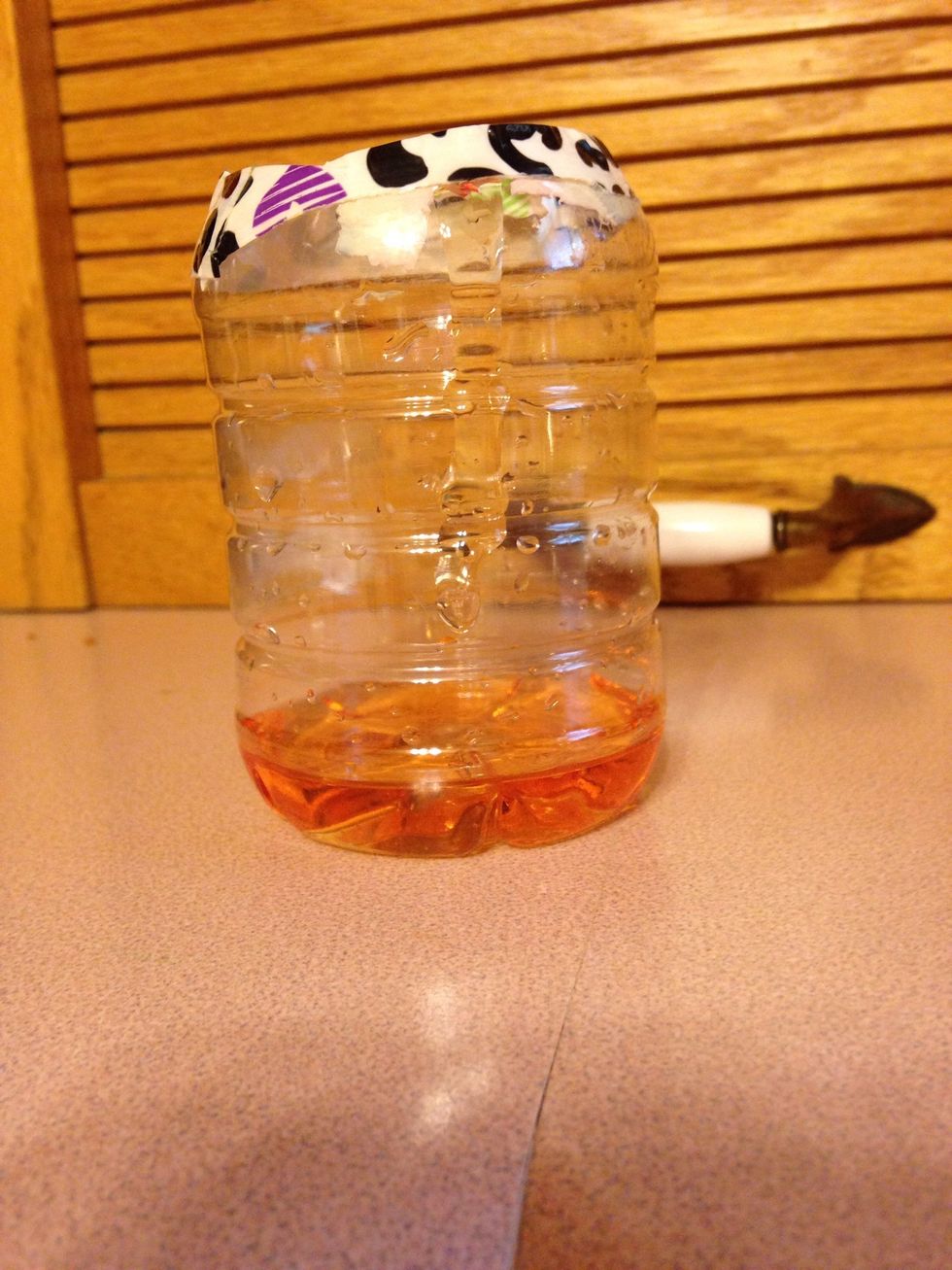 Then, go to ur kitchen (in less for whatever reason u have the dish soap somewhere else...) and put some dish soap into the cup. Fill it up until it is at the point shown.