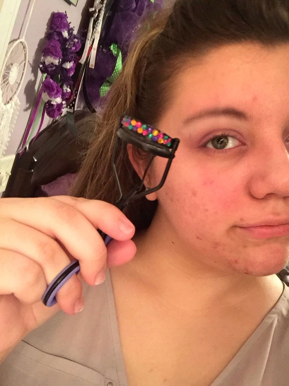 Then grab your eyelash curler and curl your eyelashes.