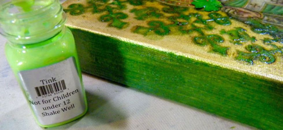 Then I added Tink Sorbet to the sides to add some sparkle. I love to pick a color that I used in the canvas to paint the sides of that canvas. It really give the piece a finishing touch.