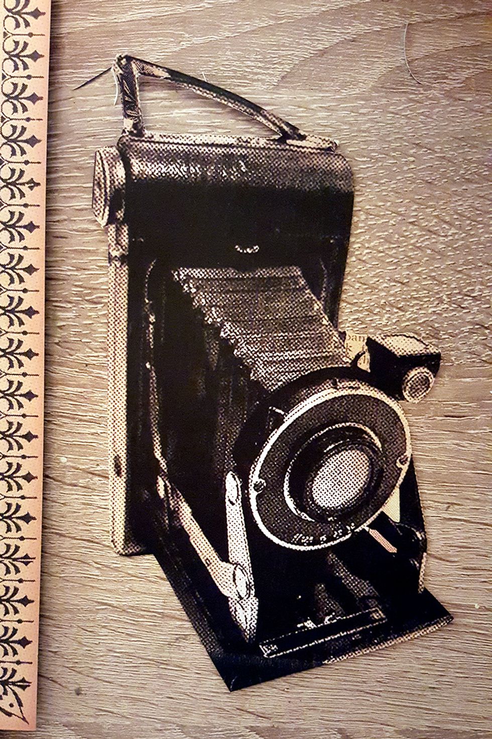 Then I cut out this old camera from Graphic45`s great Communique collection.