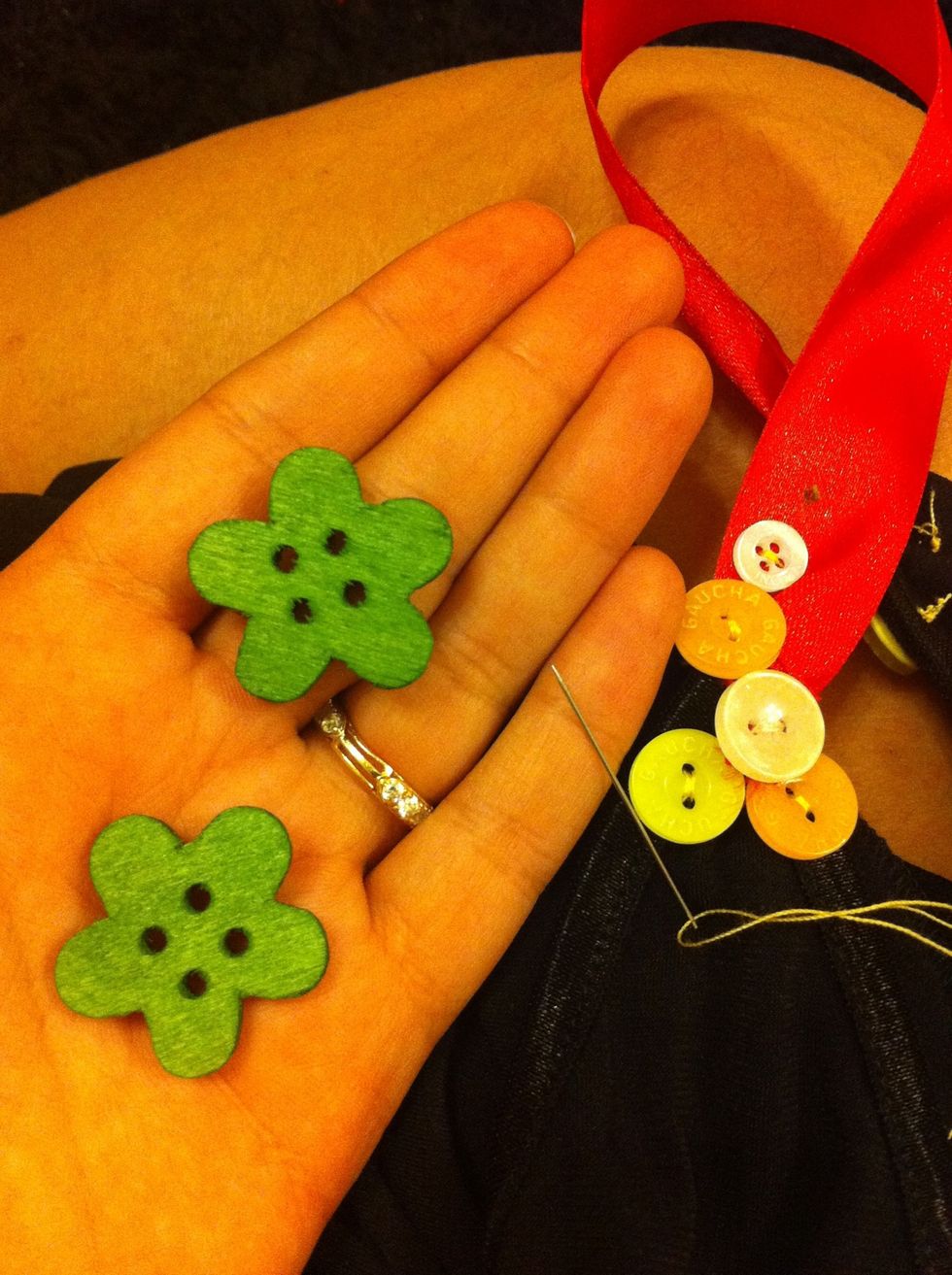 Then i'm gonna use these kind of bottons, but you can use any flower, beads,etc or you may use your regular bottons and not go for some changes.