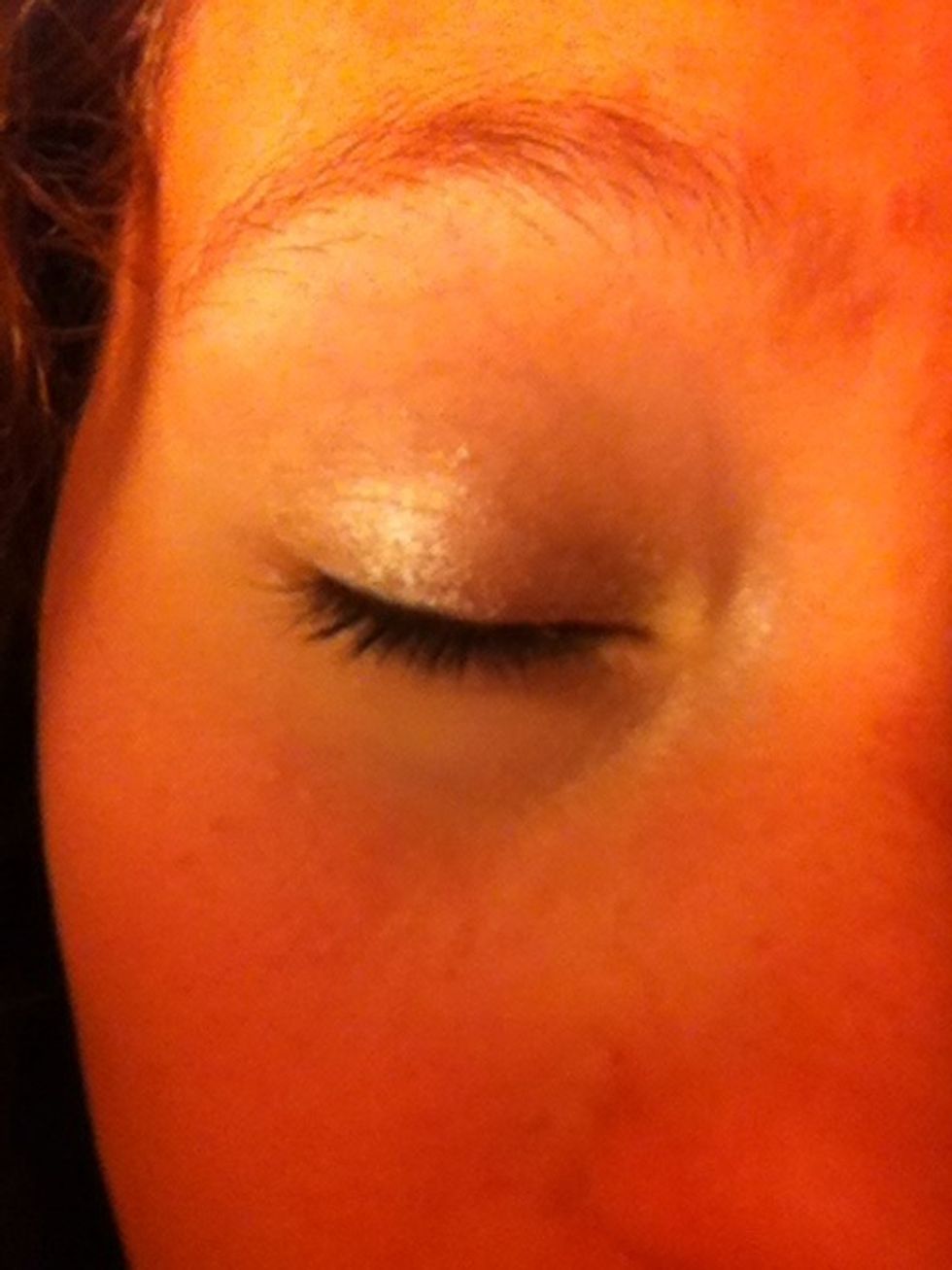 Then i take a pink shimmery tone and cover my lid with it. This one is in the ahade R.S.V.P by Benefit Cosmetics, but any brand should work.