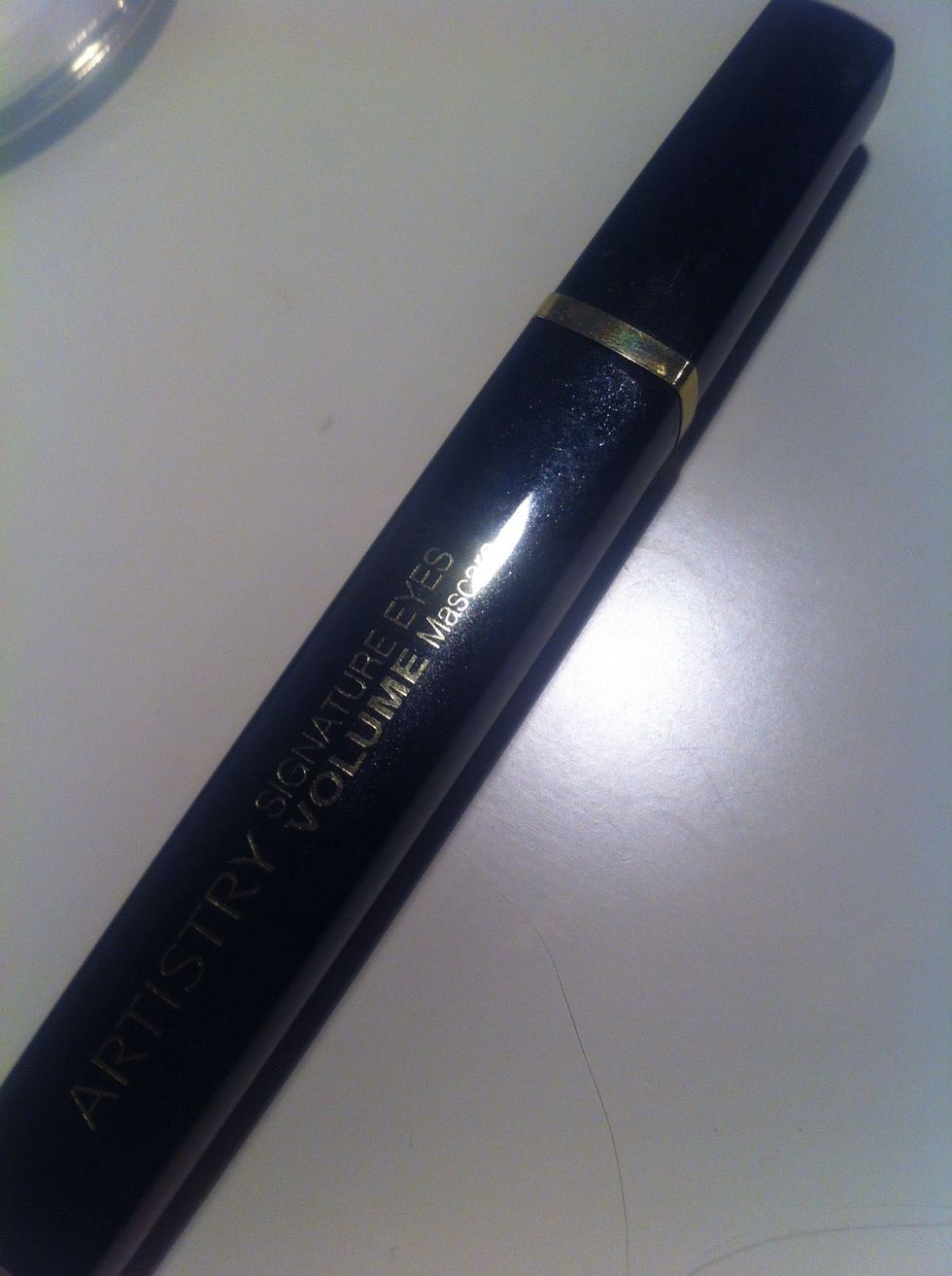 Then I use a very good mascara, "artistry signature eyes volume mascara". Applicate it after your own will.
