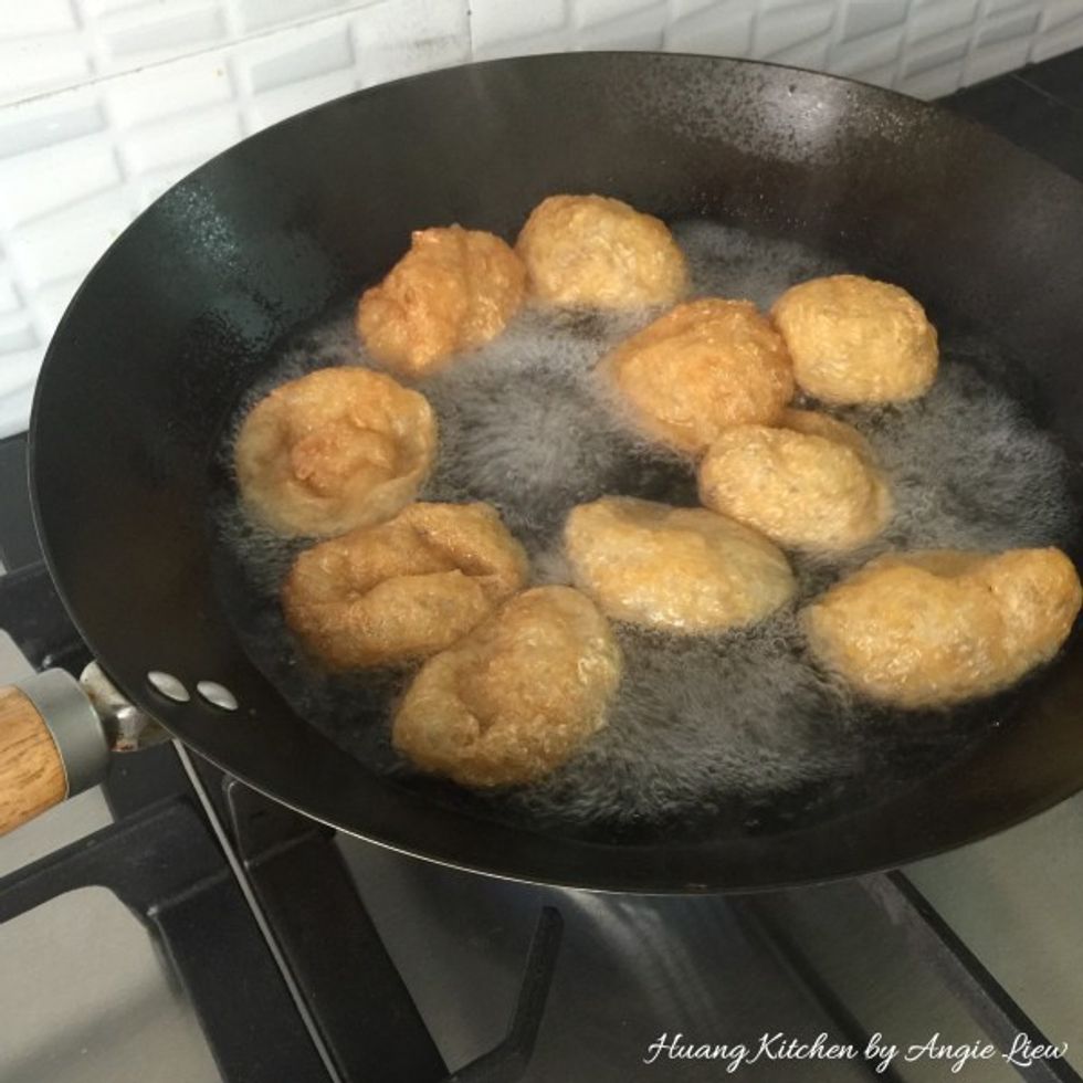 Then, in a pot of boiling water, briefly blanch the fried gluten balls to remove excess oil in them. Drained well and set aside for later use.