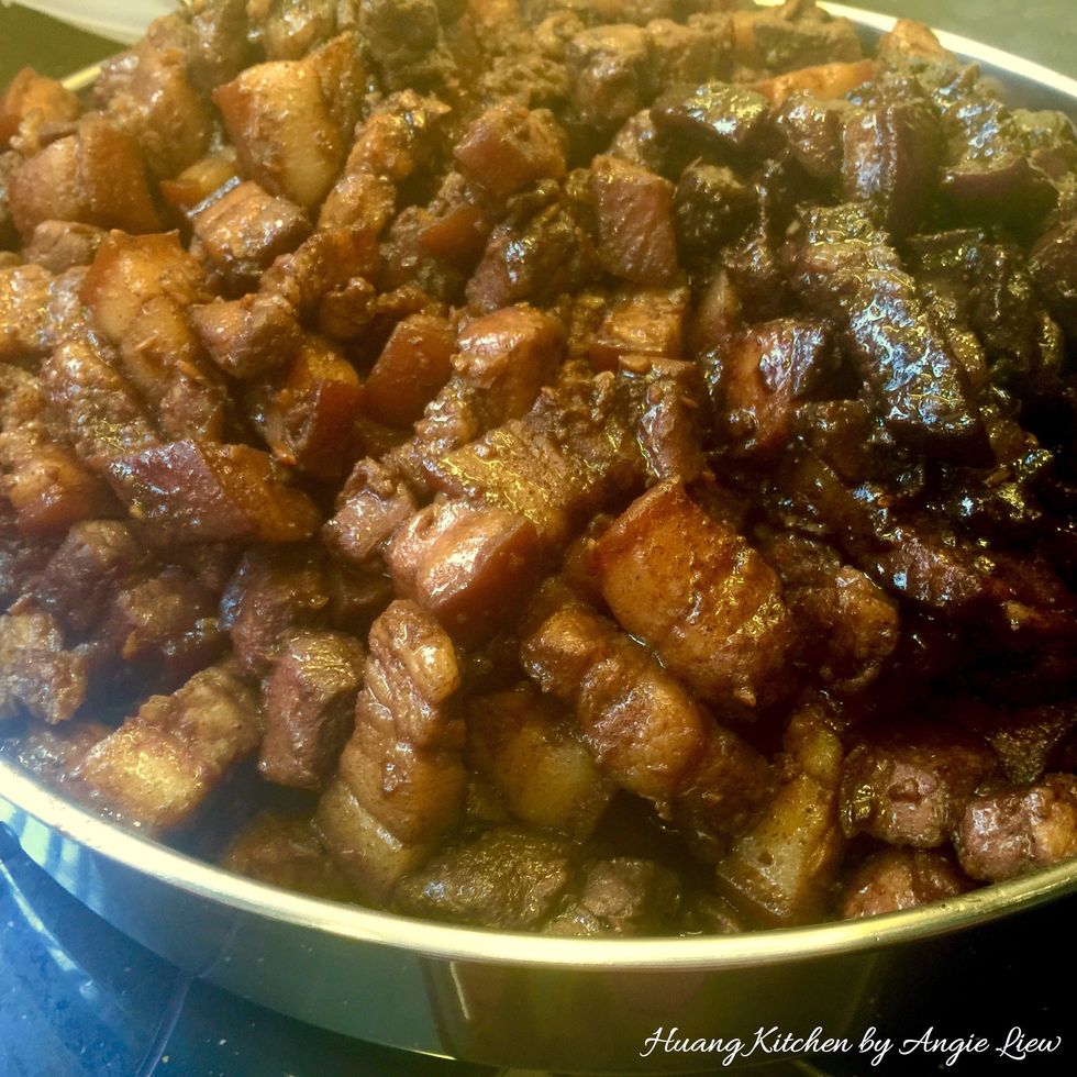 Then in the same wok, sauce chopped garlic till fragrant. Stir fry the marinated pork belly with the chopped garlic and transfer to a large tray.