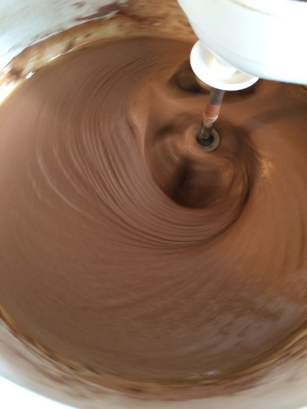 Then it will look like this and the dough is ready. If you want an ordinary kladdkaka just pour it in your dish and then into the oven for 25 min.But if you want something extra, follow the next steps