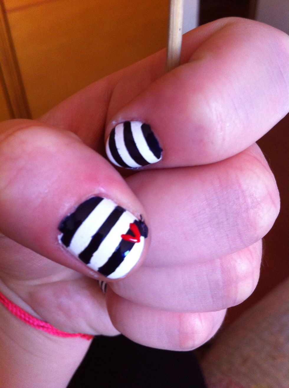 Then join the right side of the "V" and fill in the heart. Since the heart is not actually flat, you really need to wait a long time for it to dry out. But it's totally worth it!