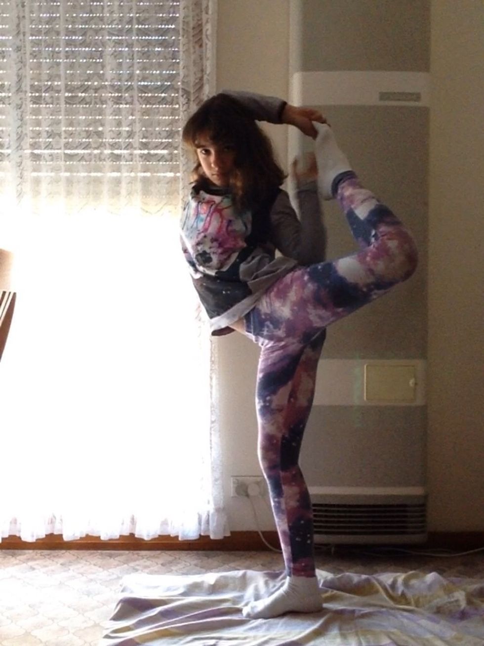 Then lift it and grab ur leg with ur other arm