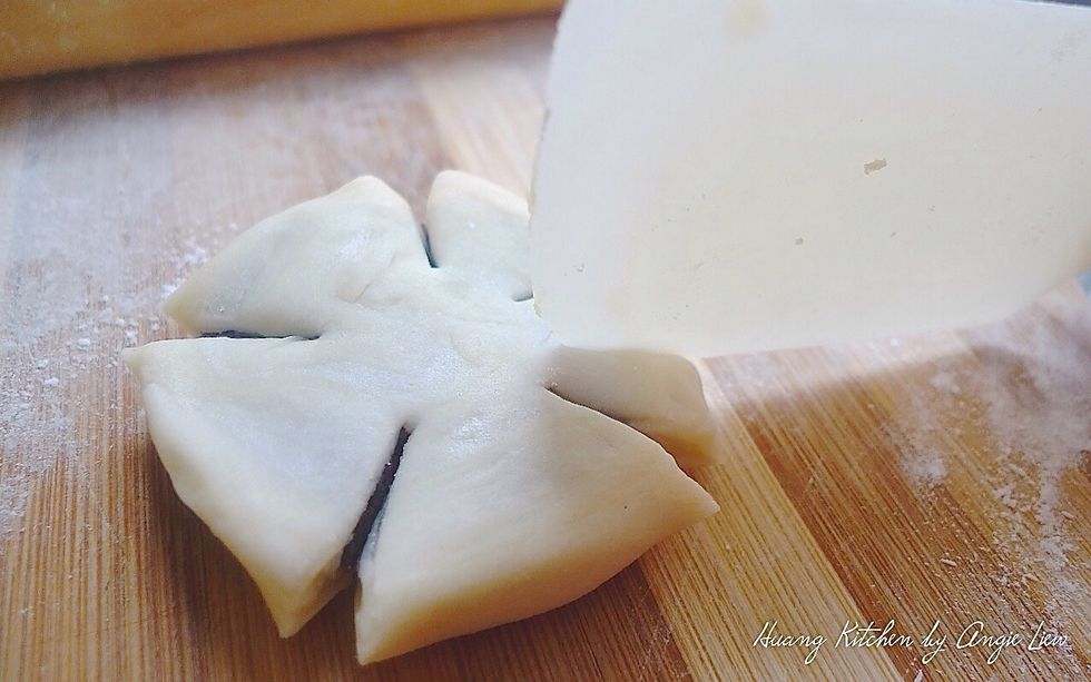 Then make a crease (not cut) at each petal with plastic knife.